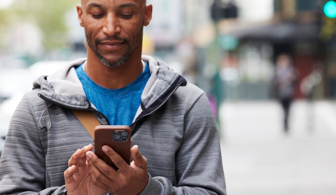 Man som tittar på en mobiltelefon